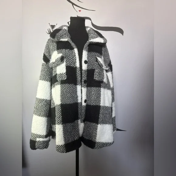 Cozy Black and White Plaid Teddy Jacket. PTP 25 - Picture 2 of 6